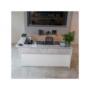 Reception angolare Welcome IN con scrivania da 80 cm bianco/cemento LineKit  243x163xH.109 cm - B1520NBI